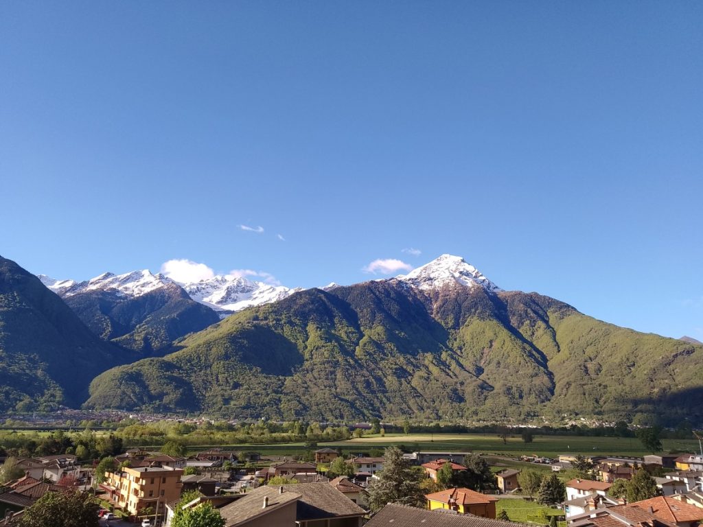 Il Monte Legnone e la bassa Valtellina da Dubino. Foto Marco Zanchetta