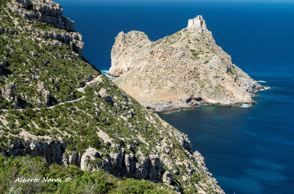 Il sentiero che porta al Castello di Punta Troia. Foto Alberto Nardi