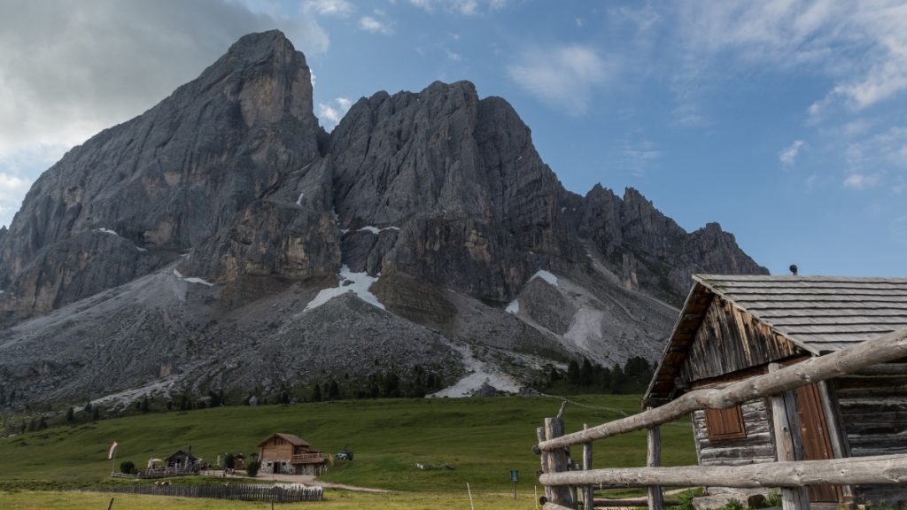 Il Putia dal Passo delle Erbe. Montagne, baite e pascoli sono una combinazione vincente e richiesta
