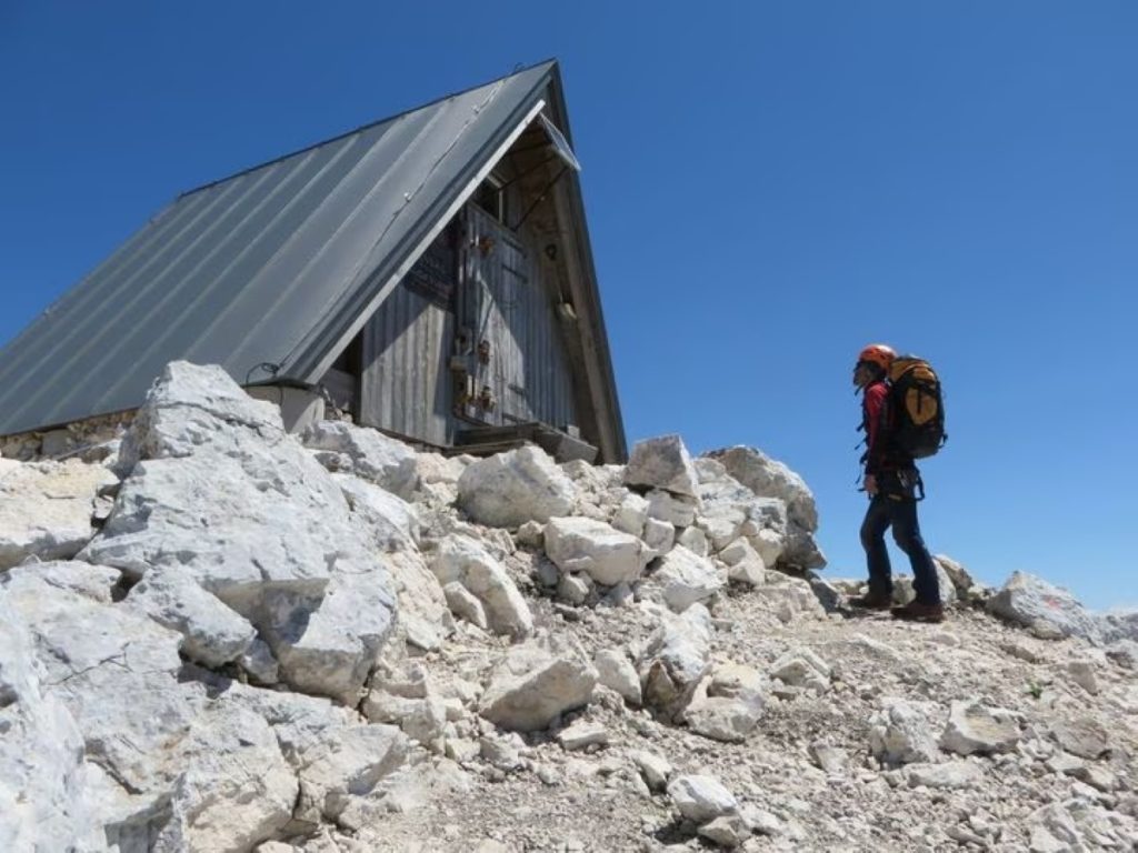 Il bivacco intitolato a Luca Vuerich nel Gruppo del Montasio