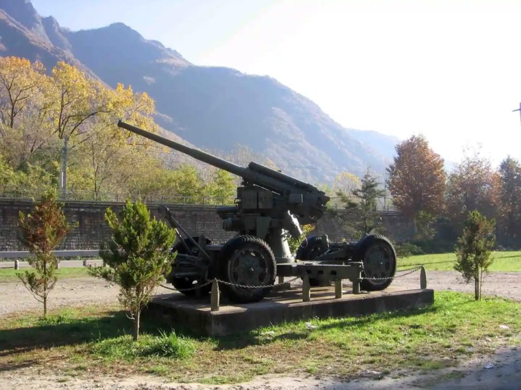 Il cannone sul piazzale della Punta del Migiandone @ Camminare nella storia