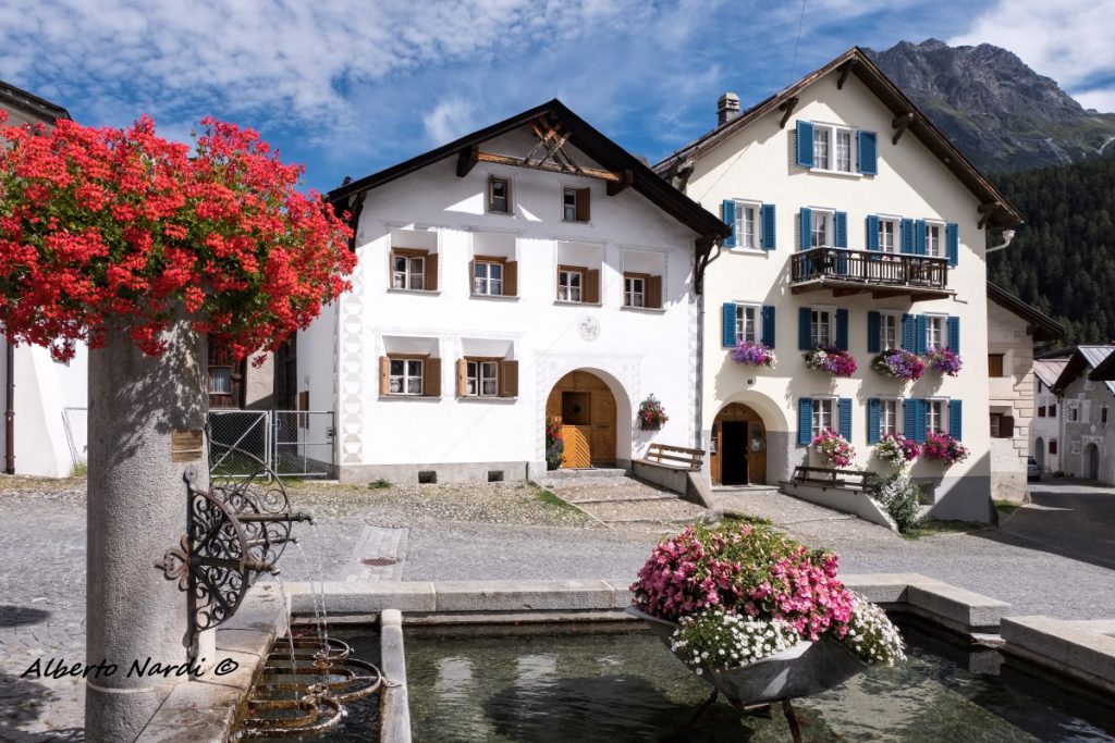 Il centro di Scuol con la fontana Chalzina. Foto Alberto Nardi