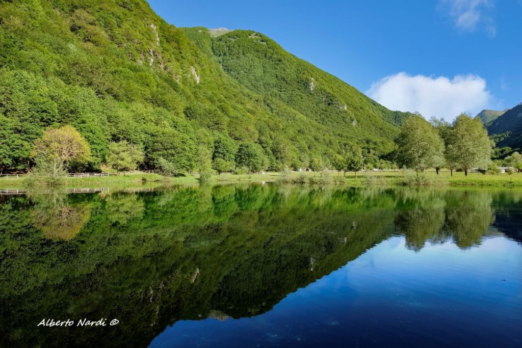 Il laghetto di Canneto e sullo sfondo la Costa della Camosciara. Foto Alberto Nardi