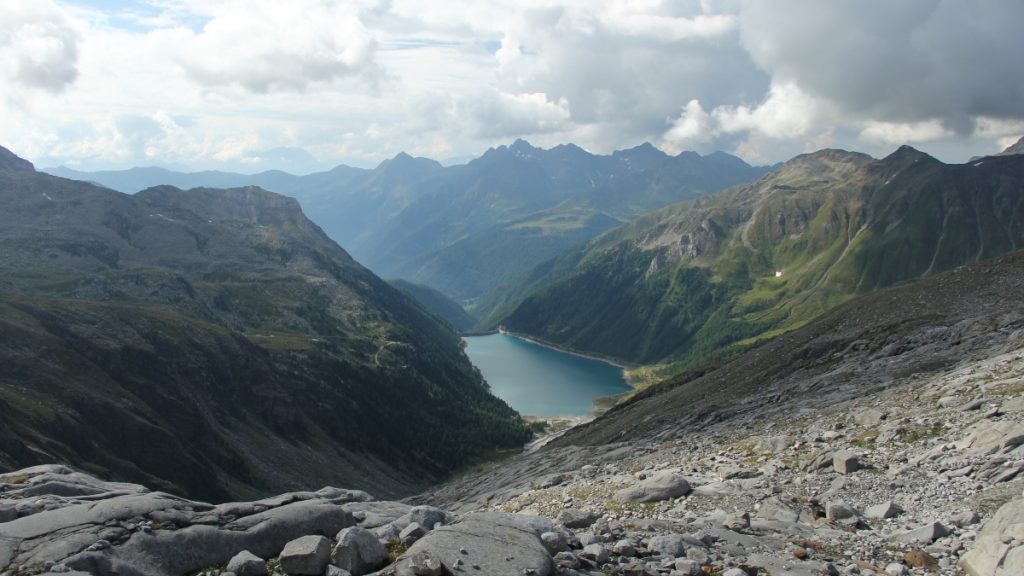 Il lago di Never, nella Valle dei Molini. Una location che soddisfa le esigenze di spettacolarità e distante dalle grandi località turistiche