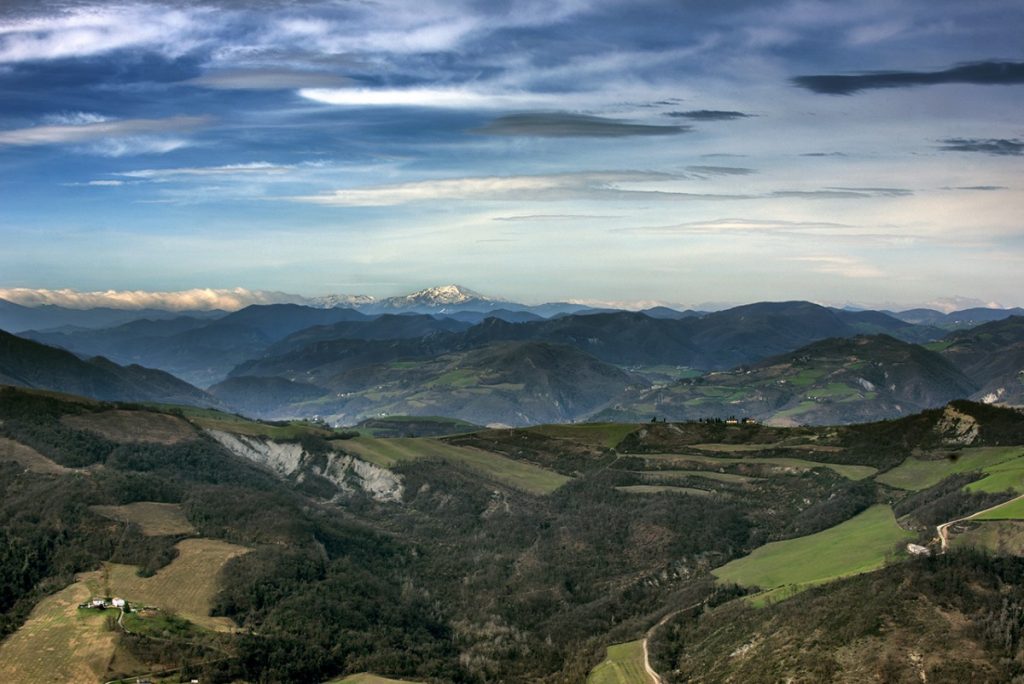 Il panorama dalla vetta del Monte Adone. Foto Roberto Carnevali