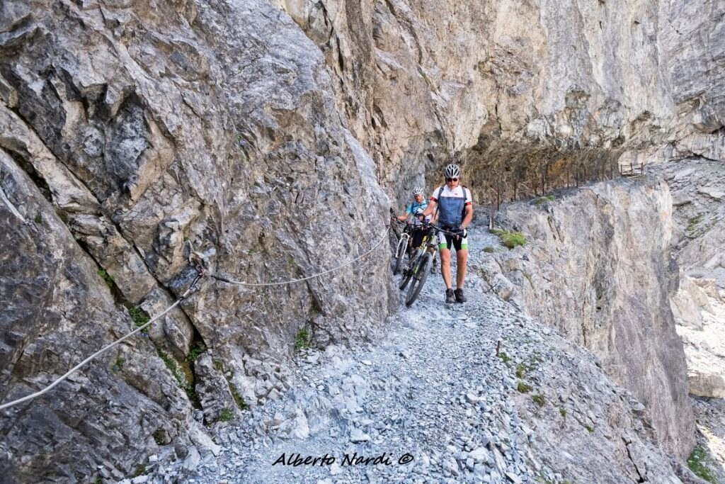 Il sentiero intagliato nella montagna della Val d