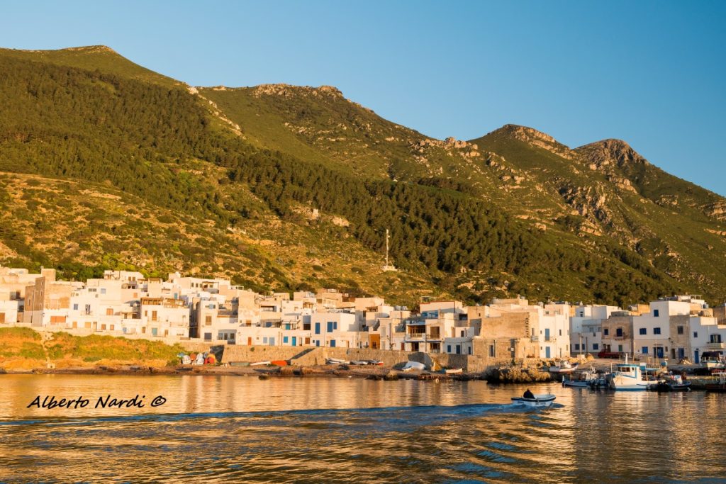 Il villaggio di Marettimo e, sullo sfondo, Punta Campana. Foto Alberto Nardi