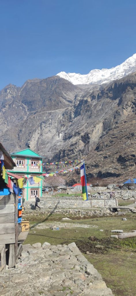 Kyanjing Gompa e le montagne del Langtang. Foto Mario Vielmo