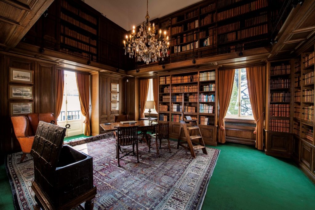 La biblioteca di Monzino a Villa Balbianello. Foto Luca Merisio