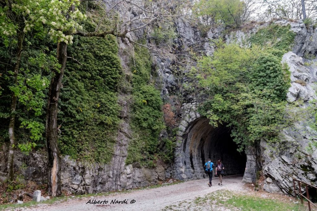 La ciclopedonale ricavata dal sedime della ferrovia inaugurata nel 1887. Foto Alberto Nardi