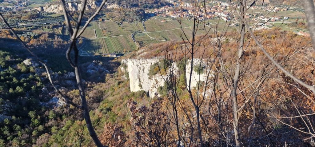 La falesia di Segrom circondata dalla vegetazione