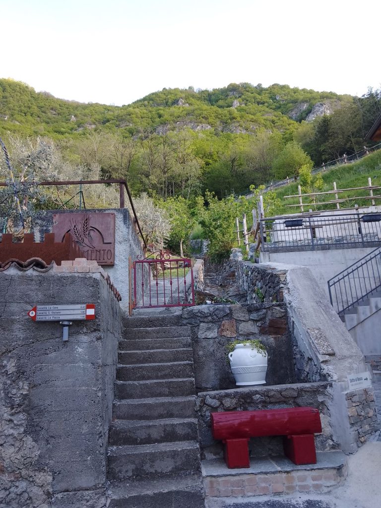La partenza del Sentiero Bonatti a Monastero di Dubino. Foto Marco Zanchetta