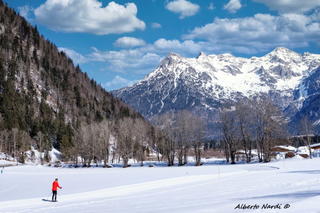 La pista da fondo di St. Jakob che corre accanto al sentiero escurisonistico pedonale. Foto Alberto Nardi