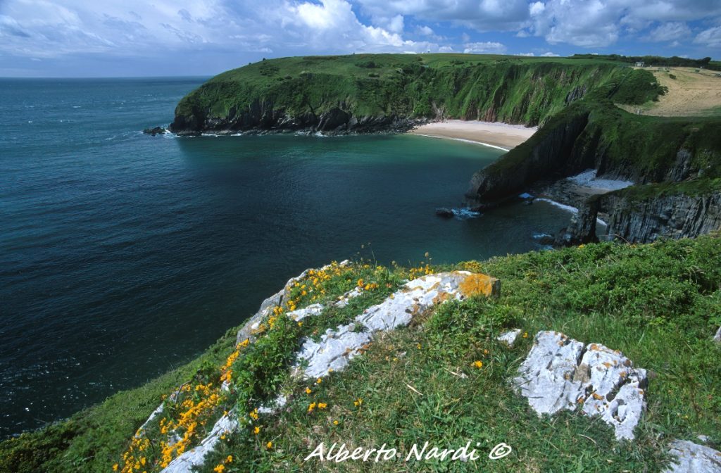 La spiaggia di Skrinkle Haven a sud est del villaggio di Manorbier. Foto Alberto Nardi