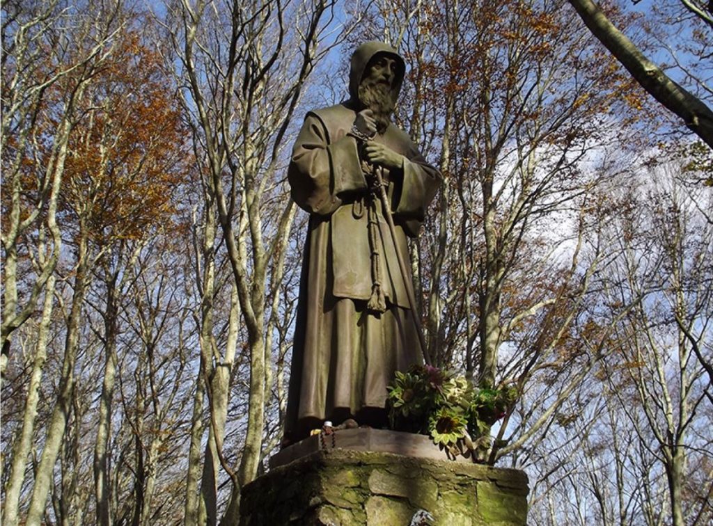 La stauta in bronzo di San Francesco alla Croce di Paola e di Montalto. Foto courtesy ilcamminodisanfrancesco.it