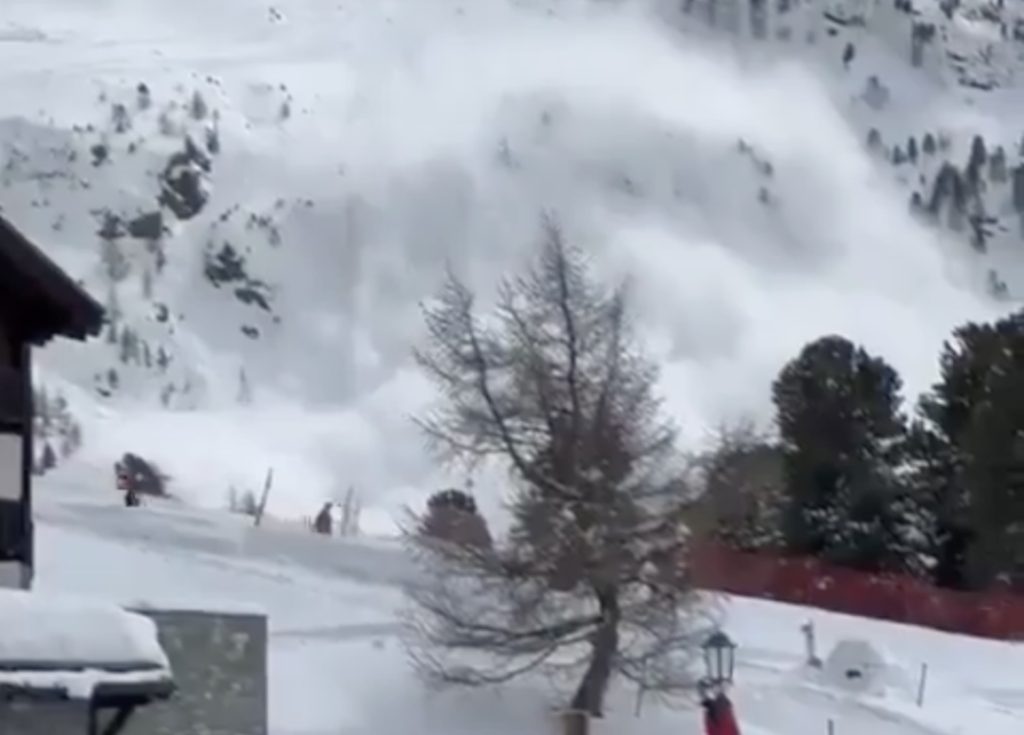 La valanga che ha causato tre vittime (e un disperso) a Zermatt