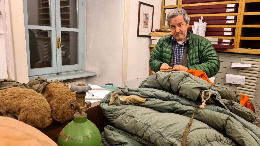 Leonardo Bizzaro con materiali della spedizione del 1954, foto SA