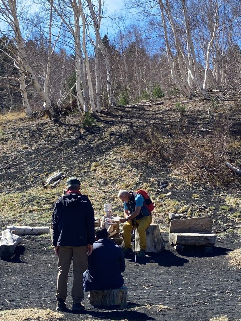 Lino Zani davanti alle betulle di Piano Provenzano