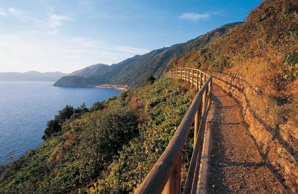 Lungo il sentiero dei Santuari nel Parco Nazionale delle Cinque Terre
