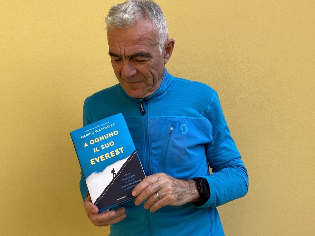 Marino Giacometti con il suo libro