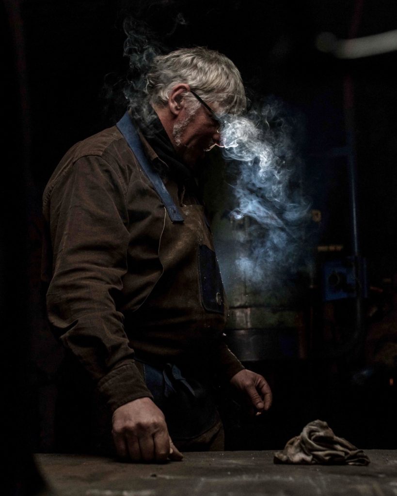 Mauro Savin nel suo laboratorio-atelier @Jean Claude Chincheré