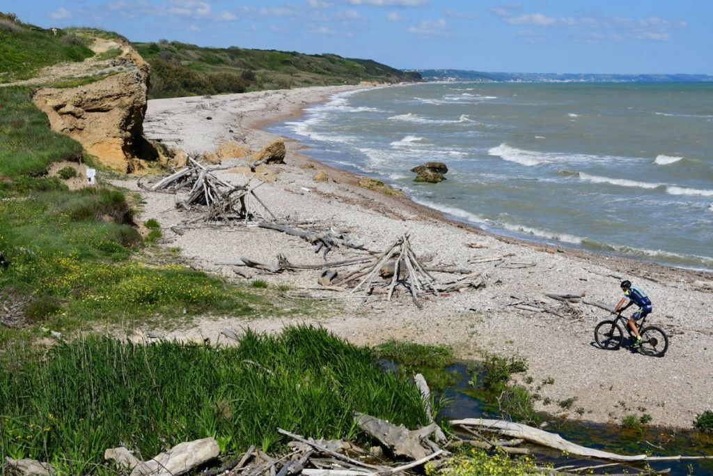 Punta Aderci, in bici lungo la spiaggia. Foto Stefano Ardito