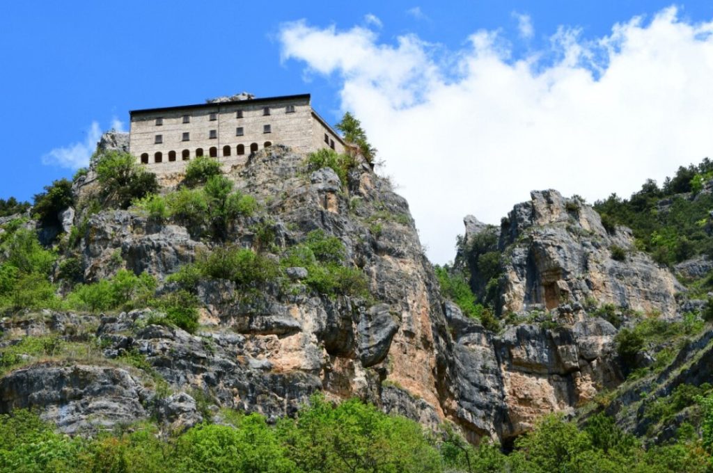 Sant'Onofrio al Morrone dal basso - foto Stefano Ardito