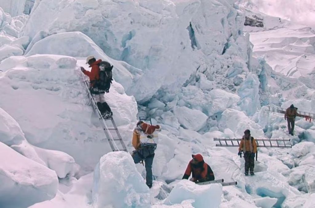 Si attrezza il ghiacciaio prima del passaggio delle spedizioni