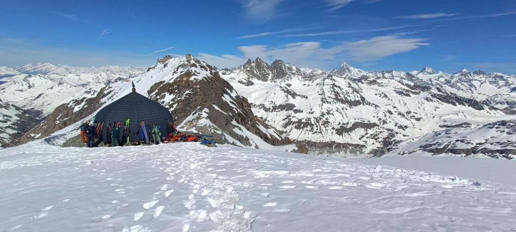 Sosta ultra panoramica lungo la traversata Chamonix-Zermatt. Foto Matteo Colizzi