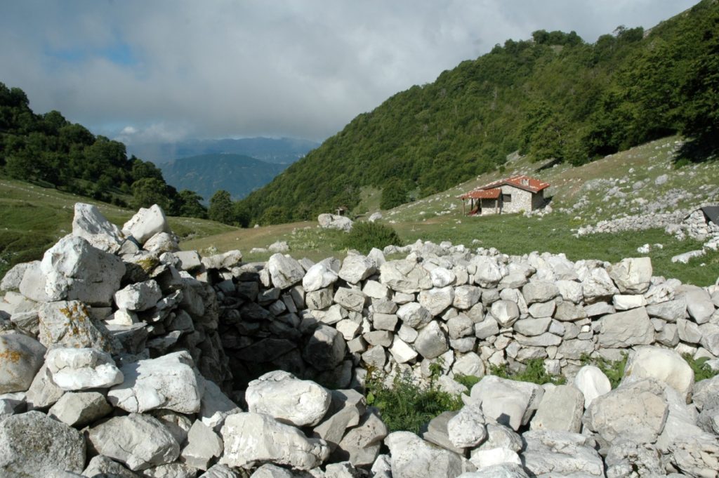 Stazzo e rifugio delle Caparnie, foto Stefano Ardito