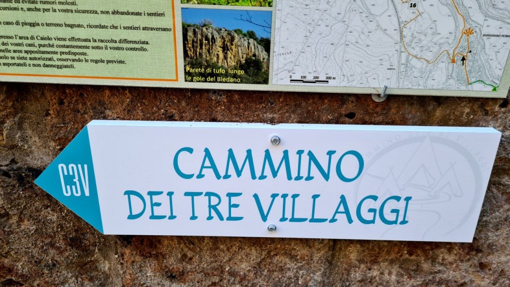 Un cartello del Cammino dei Tre Villaggi