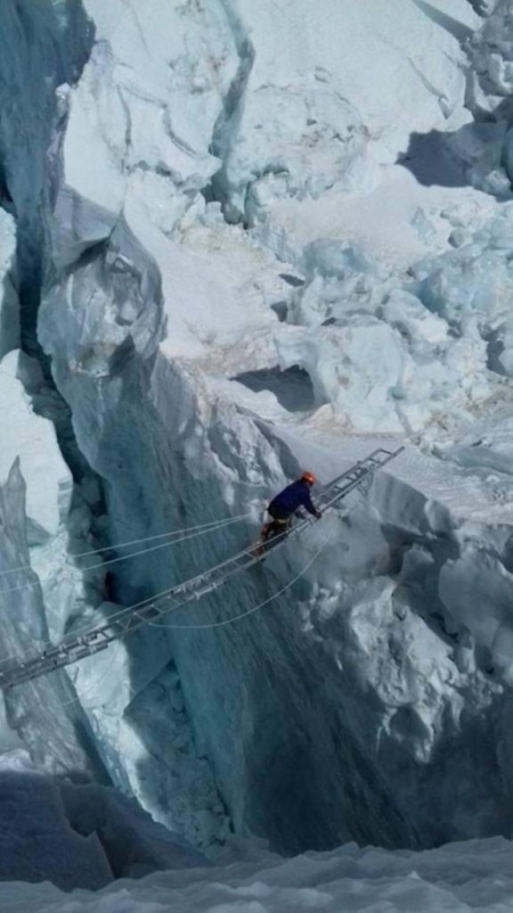 Un passaggio attrezzato sulla Khumbu Icefall @ Himalayan Times
