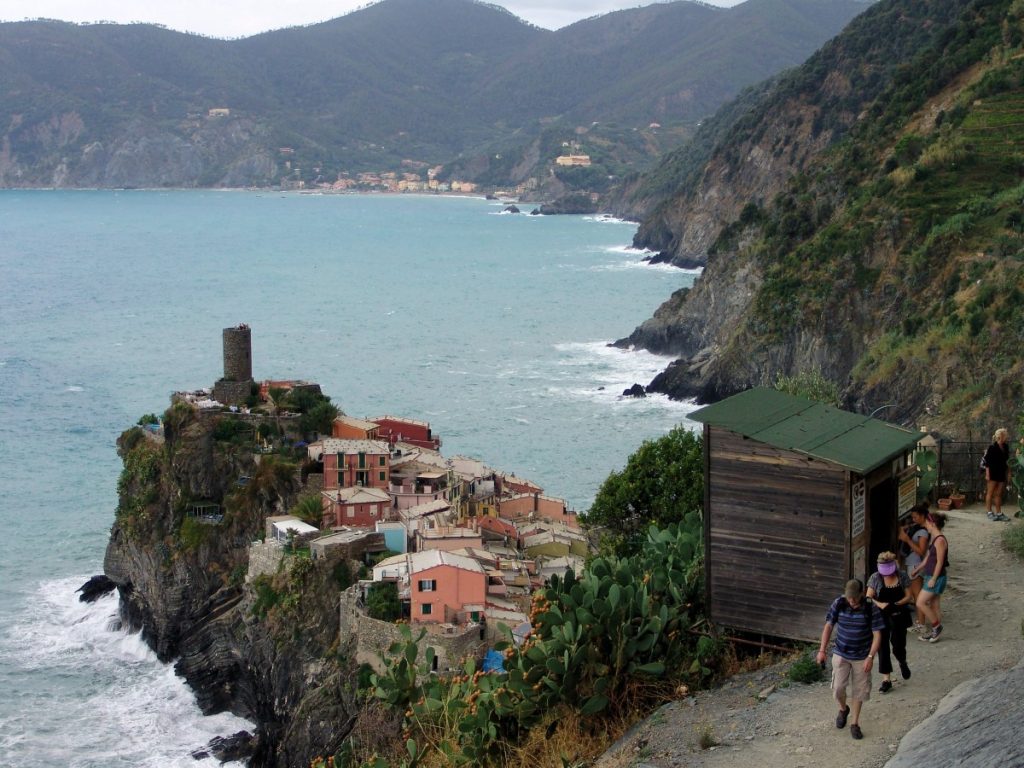 Un sentiero appena a monte di Venazza. Foto Dennis Matheson