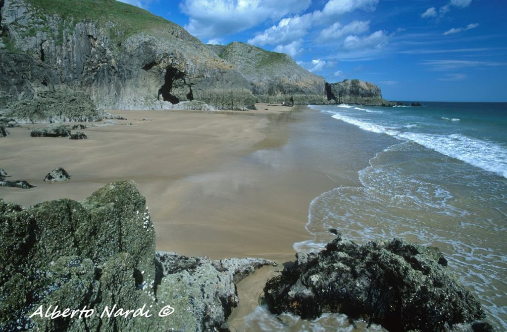 Un tratto a fil di mare presso Manorbier. Attenzione agli orari delle maree. Foto Alberto Nardi