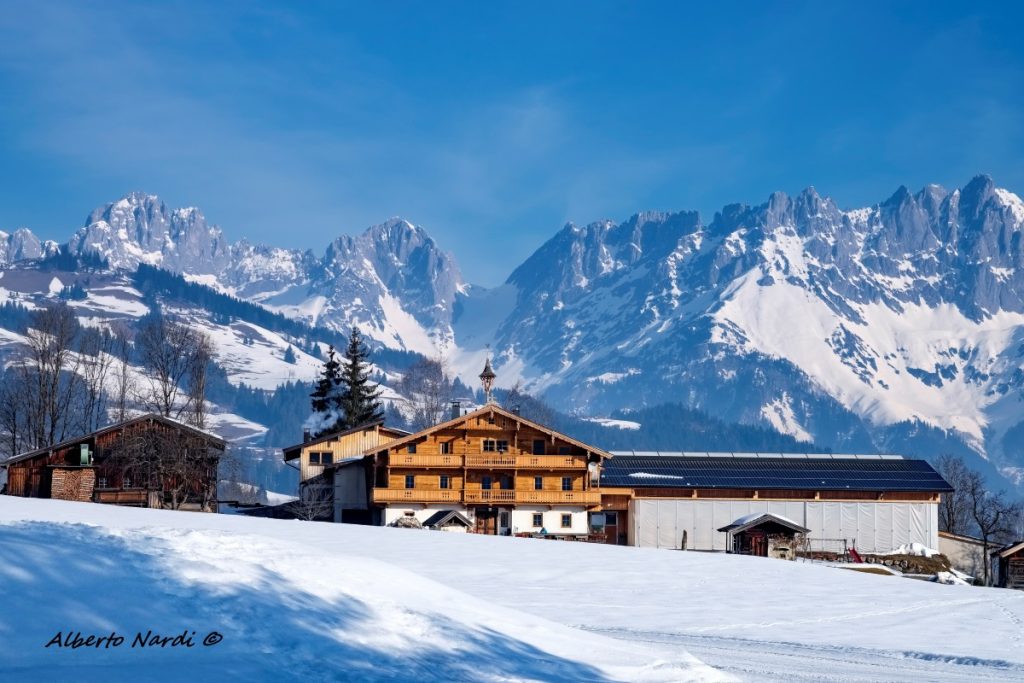 Una fattoria a Reith bei Kitzbuhel, con sullo sfondo i profili del Wilder Kaiser. Foto Alberto Nardi