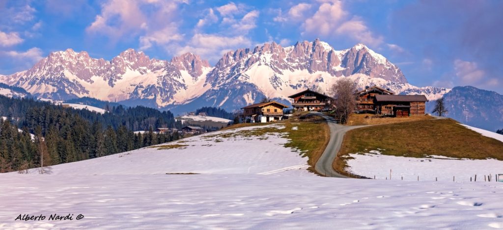 Una fattoria nella Brixental con il Wilder Kaiser sullo sfondo. Foto Alberto Nardi