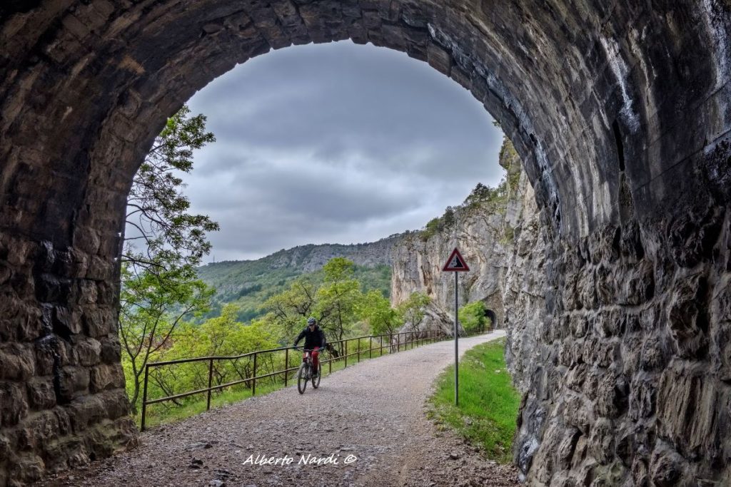 Una galleria della vecchia ferrovia. Foto Alberto Nardi