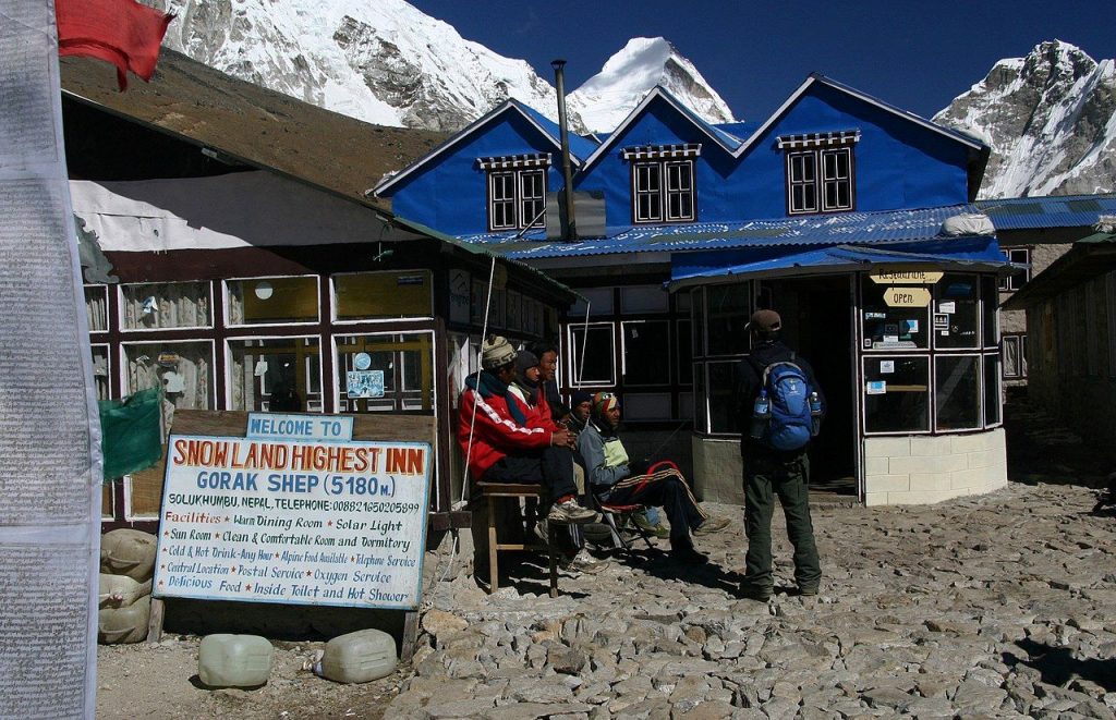 Uno dei lodge di Gorak Shep. Foto Wikimedia Commons