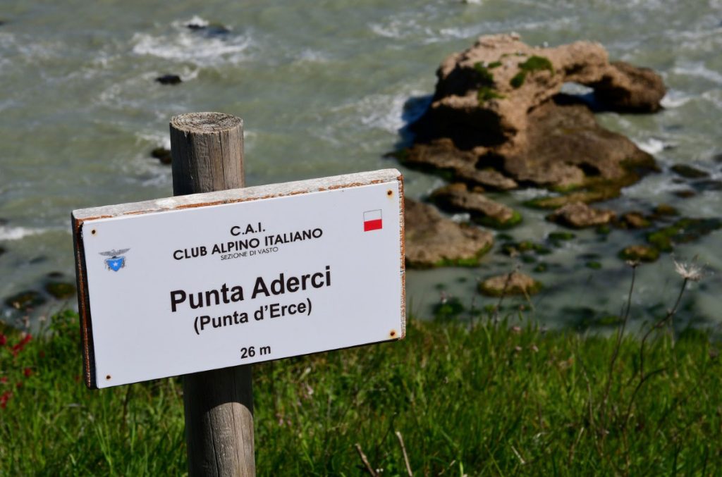 Punta Aderci, cartello del CAI. Foto Stefano Ardito