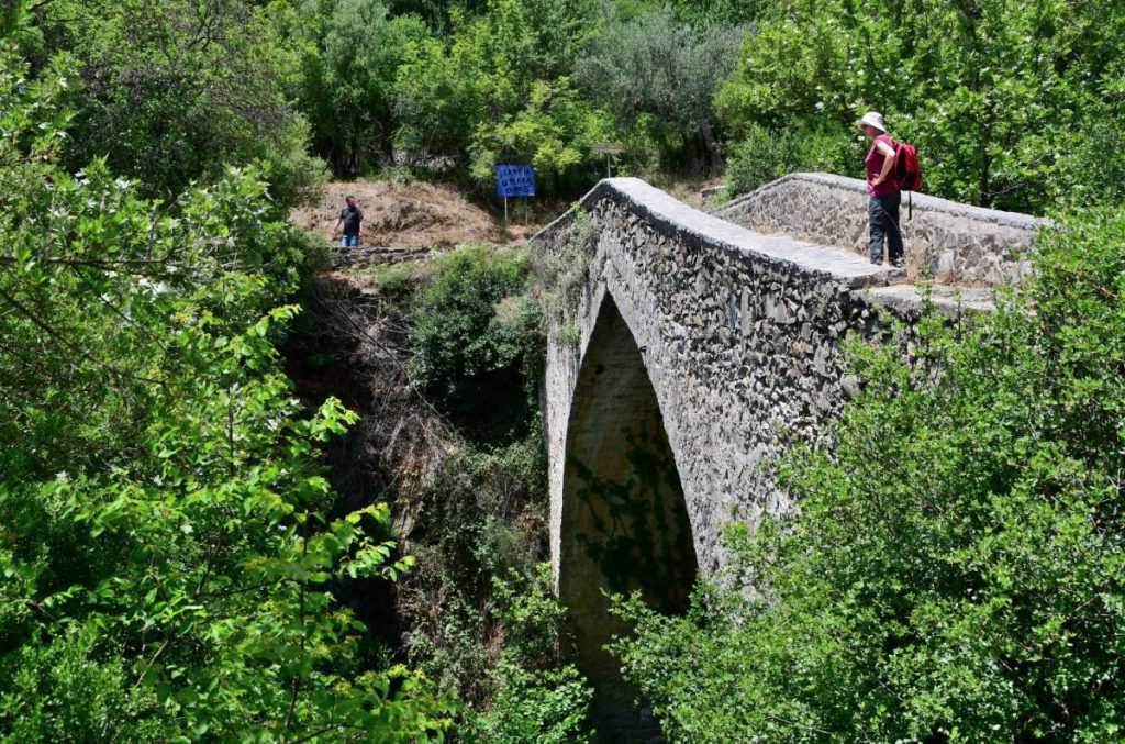 APERTURA Gole di Lousios, il ponte ottomano.Foto Stefano Ardito