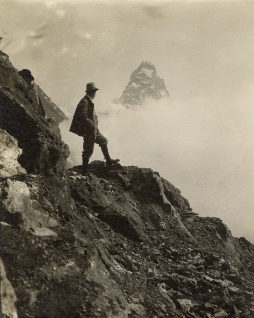 Guido Rey guarda il Cervino dal nuovo rifugio italiano degli Jumeaux (oggi Giovanni Bobba). Foto Ugo De Amicis @ Centro Documentazione del Museo Nazionale della Montagna - CAI Torino.