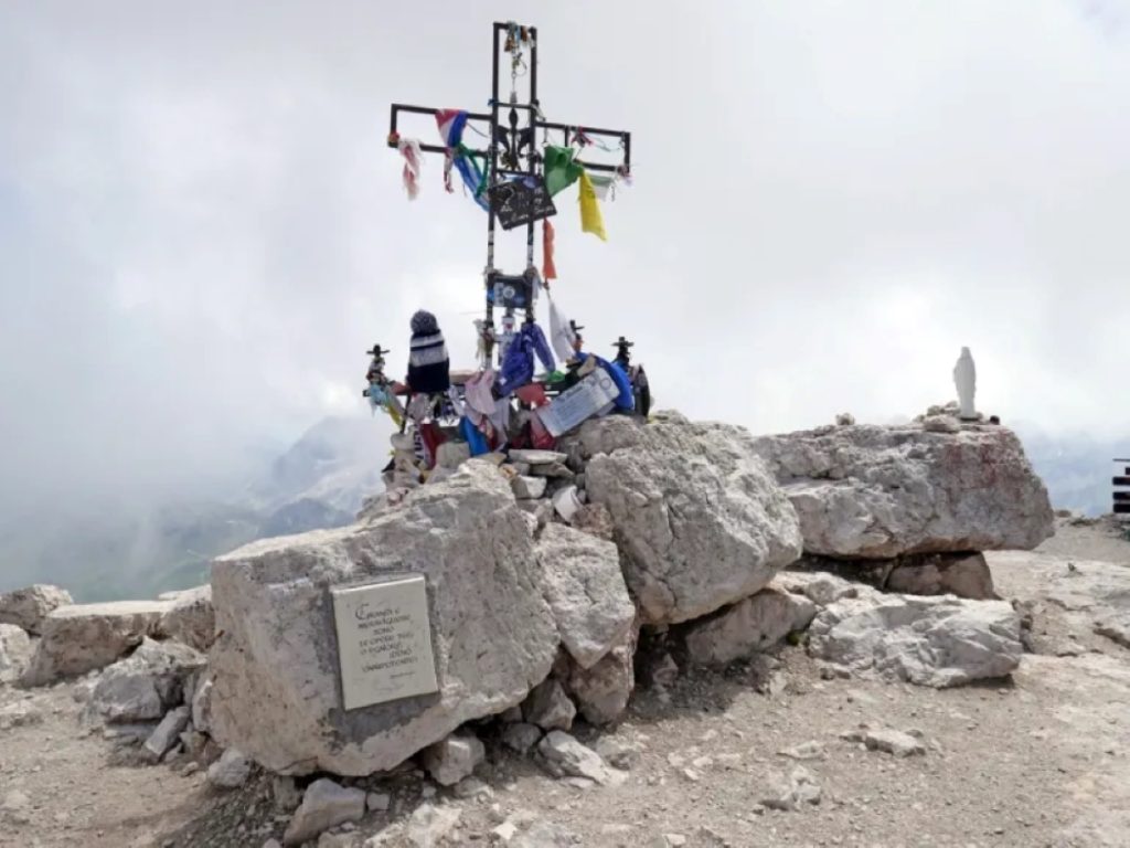 La croce sulla vetta del Piz Boè nel Gruppo del Sella. Foto Fausto Zoller