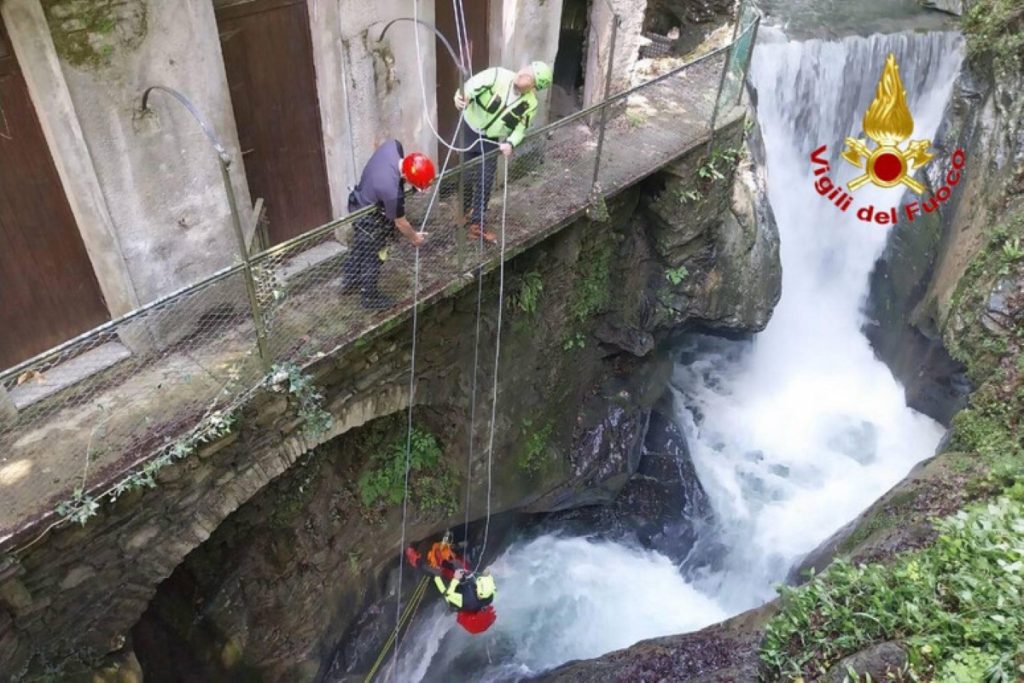 Le operazioni di soccorso sul torrente Esino @ ANSA