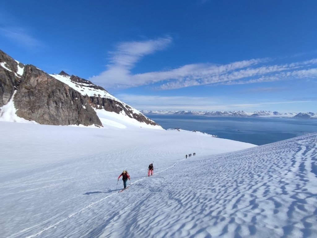 Skialp alle Svalbard, spazi ampi e sfondi inconsueti. Foto Matteo Colizzi