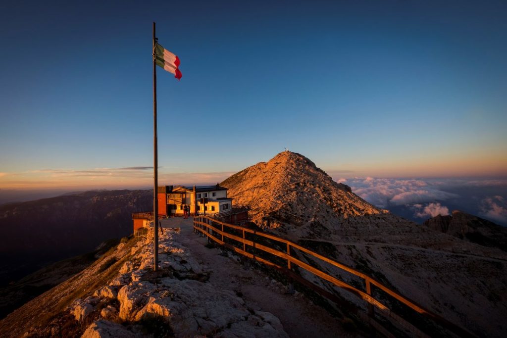 Tramonto sul Carega, sul tracciato del Sentiero della Pace. Foto Daniele Lira