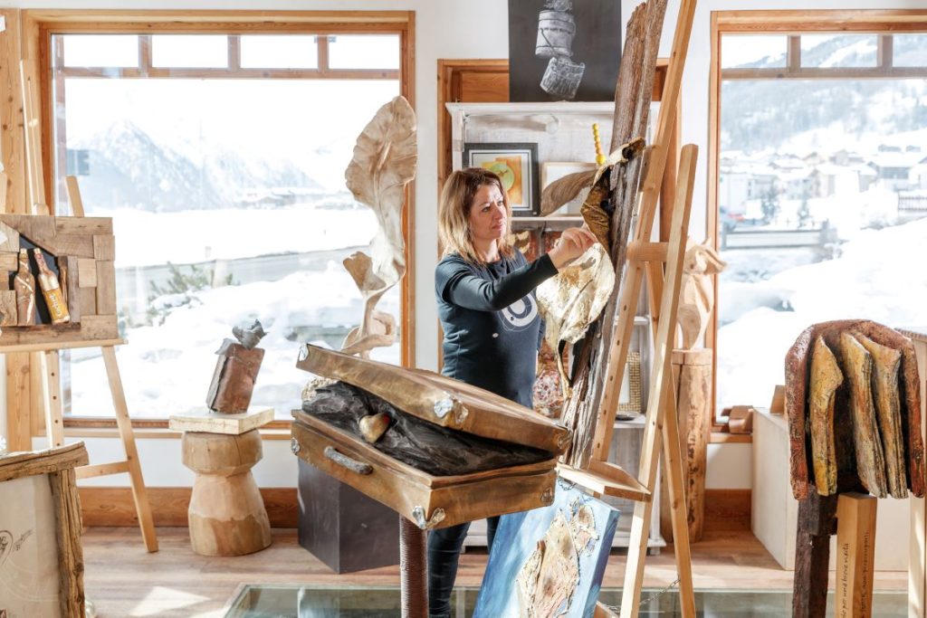 Vania Cusini nel suo atelier