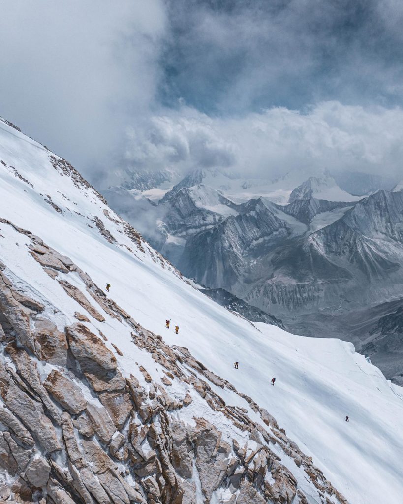 Alpinisti impegnati nella salita al Manaslu. FB Nima Rinji Sherpa