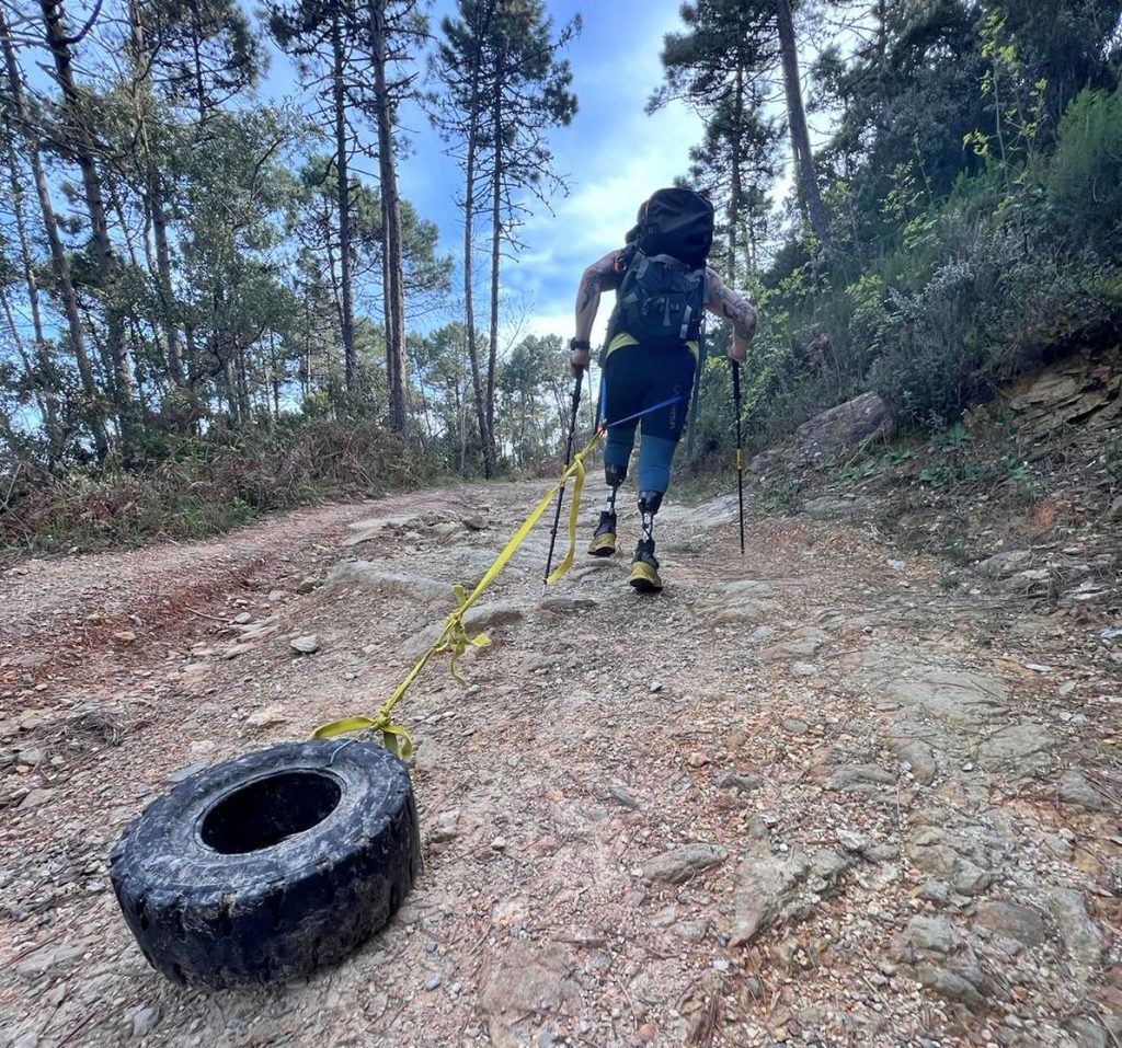 Andrea Lanfri e il copertone sul Monte Serra