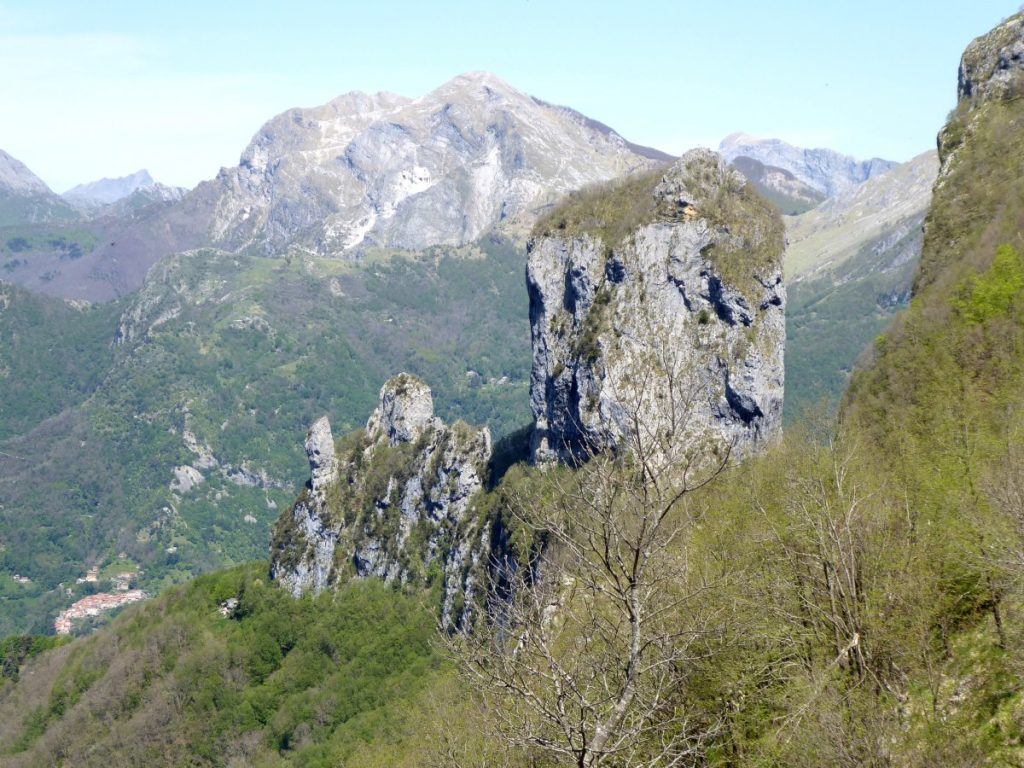 Il Monte Procinto, sullo sfondo il Monte Corchia. Foto Alfio Ciabatti