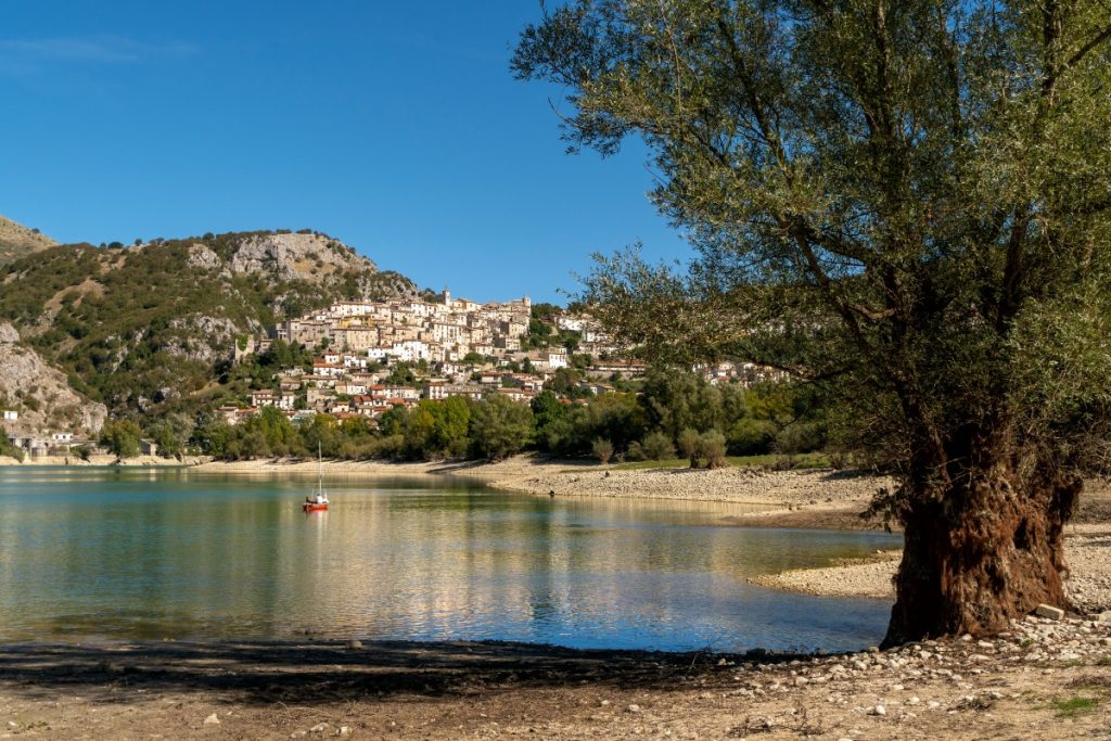 Barrea, affacciato sul lago omonimo. Foto Mario Verin